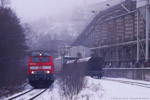 18. März 2006. 218 341. Steinsdorf. Loitsch. Thüringen / 218 341 mit RE 4011 nach München passiert die Verladeanlagen des Steinbruchs am Bahnhof Loitsch.