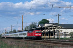 1. Mai 2006. 181 225. Markranstädt. . Sachsen / Die Mehrsystemlokomotiven der Baureihe 181 kamen im Jahr 2006 sogar regulär bis in den Osten Deutschlands. 181 225 durchfährt mit einem Wochenednverstärker IC nach Mainz den Bahnhof Markranstädt.
