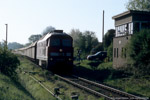 2. Mai 2006. 232 128. Elsteraue. Tröglitz. Sachsen-Anhalt / 232 128 und Schlusslok 233 306 passieren mit einem Leerkohlezug vom Kraftwerk Mumsdorf das östliche Stellwerk (W2) des Bahnhofs Tröglitz.