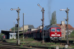 2. Mai 2006. 233 306. Zeitz. . Sachsen-Anhalt / Der Leerkohlenzug von Mumsdorf nach Profen wechselte  im Personenbahnhof Zeitz die Fahrtrichtung. 233 306 war auf den letzten Kilometern bis Profen die Zuglok, 232 128 blieb in Zeitz zurück.