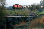 8. Mai 2006. 298 072. Crossen an der Elster. . Thüringen / Gegen 7 Uhr Morgens entstand diese Aufnahme von 298 072 mit einer CargoBahn nach Elsterberg in der Nähe von Crossen.