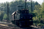 10. Mai 2006. Mibrag 1124. Meuselwitz. . Thüringen / Die Kohlenzüge wurden vom Übergabebahnhof zum Kraftwerk Mumsdorf in zwei Teilen gefahren. Hier ist gerade der erste Teil unterwegs zum Kraftwerk.