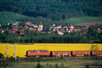 11. Mai 2006. 140 435. Jena. Zwätzen. Thüringen / Blick von der heimischen Terasse auf die Saalbahn mit einem nordwärts fahrenden Güterzug.