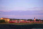 2. Juni 2006. 218 313. Caaschwitz. . Thüringen / Der abendliche Vierländerexpress von München nach Leipzig passiert Caaschwitz.