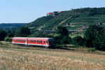 2. Juli 2006. 628 601. Naumburg (Saale). . Sachsen-Anhalt / RB 26835 auf der Fahrt nach Zeitz kurz nach Verlassen des Bahnhofs Freyburg. Im Hintergrund ist das Schloss Neuenburg zu erkennen.