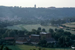 6. Juli 2006. Baureihe 628. Freyburg (Unstrut). Zscheiplitz. Sachsen-Anhalt / Blick vom Kloster Zscheiplitz hinab ins Unstruttal auf Freyburg, Schloss Neuenburg, den Bergfried 