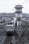 26. August 2006. 120 133. Zwickau. . Sachsen / Kurz vor 9 Uhr verlässt ein IC in Richtung Nürnberg den Bahnhof Zwickau und passiert dabei das Stellwerk B7. Dieses Stellwerk besitzt zwei Etagen, in der unteren arbeitet der Stellwerker, in der oberen der Fahrdienstleiter und der Zugmelder. Beide Etagen sind durch eine große Öffnung in der Decke miteinander verbunden, so dass alle Mitarbeiter jederzeit direkt miteinander kommunizieren können.