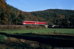 26. Oktober 2006. Baureihe 628. Haunetal. . Hessen / Ein Triebwagen der Baureihe 628 unterwegs in Richtung Süden. Beachtenswert sind die schiefen Oberleitungsmasten.