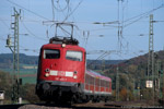 26. Oktober 2006. 110 401. Haunetal. . Hessen / 110 401 mit einem Zug nach Fulda durchfährt den Bahnhof Haunetal-Neukirchen ohne Halt. Der Bahnsteig für Züge in Richtung befindet sich am dritten Gleis ganz links.