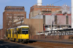 Bild des Monats September 2013. Berlin. Lichtenberg. Berlin / Zug der Linie 21 am Kraftwerk Klingenberg in Berlin Rummelsburg. 7. Dezember 2006.