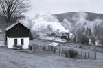 9. Dezember 2006. 99 582. Schönheide. . Sachsen / Die Dampffahne macht den Streckenverlauf sichtbar: in einem weiten Bogen umfährt die Strecke den Ortsteil Neuheide.