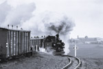 9. Dezember 2006. 99 582. Schönheide. . Sachsen / 99 582 auf den letzten Metern vor der Einfahrt in den Bahnhof Schönheide Mitte. Im Hintergrund ist die Bürstenfabrik zu sehen, in deren Nähe sich der andere Endpunkt der Strecke befindet.