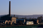 27. Dezember 2006. Baureihe 672 (LVT/S). Laucha an der Unstrut. Golzen. Sachsen-Anhalt / Ein Triebwagen der Burgenlandbahn passiert die ehemalige Zuckerfabrik am Stadtrand von Laucha.