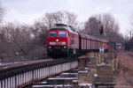 27. Januar 2007. 233 118. Zeitz. . Sachsen-Anhalt / Rückfahrt des leeren Kohlenzuges von Mumsdorf nach Profen. Der Zug passiert gerade die Elsterflutbrücke in Tröglitz. Diese Brücke wurde beim Hochwasser im Sommer 2013 zerstört, so dass der in Tröglitz angeschlossene Chemiepark Zeitz zeitweise ohne Bahnanschluss war. Inzwischen wurde der Anschluss aus der anderen Richtung wieder hergestellt. Der bereits stillgelegte Teil der Strecke aus Richtung Altenburg musste dafür wieder reaktiviert werden.