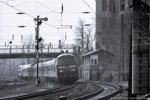 31. März 2007. 218 138. Leipzig. Alt-West. Sachsen / Vierländerexpress von München nach Leipzig im Bahnhof Leipzig-Leutzsch. An der Stelle, die der Zug gerade passiert, befinden sich heute die neuerrichteten Bahnsteige des Bahnhofs Leipzig-Leutzsch. Dadurch wurde eine deutlich bessere Anbindung an die Straßenbahn erreicht.