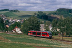 18. Mai 2007. 642 201. Raschau-Markersbach. Raschau. Sachsen / Die Strecke zwischen Schwarzenberg und Annaberg wieß im Jahr 2007 schon lange keinen planmäßigen Verkehr mehr auf, diente jedoch der Erzgebirgsbahn dem Austausch von Fahrzeugen. 642 201 ist hier bei einer solchen Fahrt zu sehen.