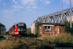 9. Juni 2007. 642  072. Zeitz. . Sachsen-Anhalt / Eine Regionalbahn nach Leipzig am Stellwerk Zn in Zeitz, welches sich am nördlichen Bahnhofskopf von Zeitz befindet. Die Reste der Brückenpfeiler lassen die ehemals deutlich aufwendigere Ausfädelung der Strecke nach Weißenfels erahnen.