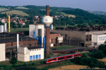 13. Juni 2007. Baureihe 642. Hartmannsdorf. . Thüringen / Ein Triebwagen der Baureihe 642 passiert auf der Fahrt nach Leipzig gegen 18:35 Uhr die Fabrikanlagen der Silbitz Guss GmbH.