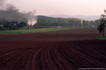 11. Oktober 2007. 44 1486. 52 8079. 52 8075. Tiefenort. . Thüringen / Dampf trifft Kies. DER Zug: 2570t müssen über den Rennsteig gebracht werden. Ziel des Zuges ist Hamburg, im ersten und schwierigsten Abschnitt der Strecke bis Eisenach übernehmen die Loks 44 1486, 52 8079 und Schlusslok 52 8075 die Traktion des Zuges.