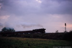 12. Oktober 2007. 44 1486. Tiefenort. . Thüringen / Dampf trifft Kies. 44 1486 mit einem 1100t Schrott- und Holzzug bei Tiefenort. Für die Fahrt nach Eisenach erhält sie dabei Unterstützung durch 52 8079 am Schluss des Zuges.