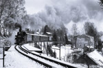 15. Dezember 2007. 99 582. Schönheide. . Sachsen / Zug auf der Fahrt in Richtung ''Schönheide Mitte'' im Schönheider Ortsteil Neuheide.