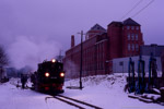 15. Dezember 2007. 99 582. Stützengrün. Neulehn. Sachsen / 99 582 setzt um. Im Hintergrund ist das imposante Gebäude der Bürstenfabrik zu sehen.