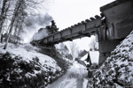 16. Dezember 2007. 99 582. Schönheide. . Sachsen / Die Museumsbahn Schönheide besitzt nur wenige Kunstbauten, eine ist diese Brücke in Neuheide. Auf dem Bild ist sehr schön die einfache Konstruktion der Brücke zu erkennen.