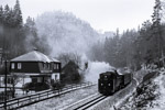 23. Dezember 2007. 99 758. Oybin. Kurort Oybin. Sachsen / P303 kurz nach Verlassen des Bahnhofs Oybin. Im Hintergrund ist der Berg Oybin mit der Klosterruine zu sehen.