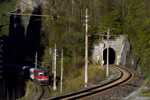 19. Oktober 2014. ÖBB 1144 095. Sankt Veit im Pongau. . Salzburg / REX 1510 von Salzburg auf der Fahrt nach  Wörgl. Das Tal der Salzach ist zwischen Schwarzach und Lend teilweise so eng, dass die beiden Gleise der Strecke getrennt geführt werden müssen.