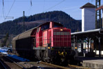 6. März 2015. 294 811. Titisee-Neustadt. Bahnhof Titisee - Neustadt. Baden-Württemberg / 294 811 hatte zwei Wagen zum Anschluss der Papierfabrik ''Technocell Dekor GmbH & Co KG'' gebracht und ist von dort auch mit zwei Wagen wieder zurückgekehrt. Diese Kombination steht nun am Bahnsteig 1 des Bahnhofs ''Neustadt (Schwarzw)'' und wartet auf Ausfahrt in Richtung Donaueschingen.