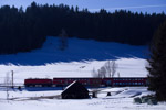 9. März 2015. Baureihe 143. Hinterzarten. . Baden-Württemberg / RB 26921 auf der Fahrt nach ''Neustadt (Schwarzw)'' kurz vor dem Bahnhof ''Titisee''. Bei dem Gebäude im Vordergrund handelt es sich um die restaurierte und vollständig funktionsfähige Jockeleshofmühle.