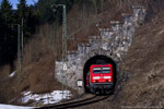 9. März 2015. 143 810. Breitnau. . Baden-Württemberg / 143 810 mit RB 26929 nach ''Neustadt (Schwarzw)'' im Ravenna-Tunnel, der mit einer Länge von 47m der kürzeste Tunnel der Strecke ist. Seit der Abfahrt aus ''Freiburg (Breisgau)'' hat der Zug bis zu dieser Stelle bereits ca. 500 Höhenmeter überwunden.