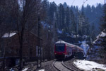 9. März 2015. Doppelstocksteuerwagen. Breitnau. . Baden-Württemberg / RB 26930 auf der Fahrt von ''Seebrugg'' nach ''Freiburg (Breisgau)'' zwischen Finsterrank-Tunnel und Ravenna-Tunnel. Man sieht, dass sich der Zug gerade in einem Neigungswechsel befindet. Das Gefälle geht hier von 1:20 auf 1:18,18 über.