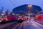 25. März 2015. 112 147. 112 141. Hamburg. Hamburg-Mitte. Hamburg / Berufsverkehr am Hamburger Hauptbahnhof: gerade verlässt RB 21554 nach Ahrensburg den Bahnhof vom Gleis 5. RE 21404 mit 112 147 wird dem Zug um 6:04 Uhr folgen, und 4 Minuten später wird 112 141 mit RB 21354 den Hamburger Hauptbahnhof in die gleiche Richtung verlassen.