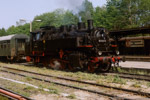 14. Mai 1988. 86 1501. Schwarzenberg/Erzgebirge. . Sachsen / 86 1501 fährt an den Wagenzug des P16649.