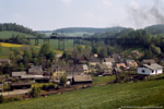 14. Mai 1988. 86 1501. Raschau-Markersbach. . Sachsen / P 16649 mit 86 1501 über den Dächern von Markersbach. Unten im Bild ist der Bahnhof Markersbach zu sehen. Von dort, bis hinauf zur Brücke benötigt der Zug ca. 8 Minuten Fahrzeit.