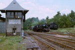27. Mai 1988. 50 3519. Hohndorf. . Sachsen / Der Tender rechts neben der Lokomotive trägt die Anschrift 58 3049. Die Lokomotive 58 3049 war zur damaligen Zeit als Dampfspender im Bw Glauchau eingesetzt. Heute wird sie vom Verein sächsischer Eisenbahnfreunde in nicht betriebsfähigem Zustand erhalten.