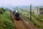 11. Juni 1988. 58 3047. Saara. Lehndorf. Thüringen / Sonderzug zum offiziellen Dampflokabschied in Glauchau, von Zwickau über Nobitz, Narsdorf, Rochlitz. Der Zug ist hier in Lehndorf am Abzweig in Richtung Gera zu sehen.