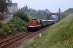 11. Juni 1988. 110 101. Wechselburg. . Sachsen / Beim Warten auf den Sonderzug entstand diese Aufnahme eines planmäßigen Personenzuges. Die Zuglok 110 101 ist auch heute noch (2015) im Einsatz, 47 Jahre nach ihrer Indienststellung. Damit ist sie heute (2015) genauso alt, wie es 50 3670 im Jahr 1988 war.