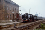 12. Juni 1988. 50 849. Nobitz. . Thüringen / Sonderzug zum offiziellen Dampflokabschied in Glauchau, von Zwickau über Nobitz, Narsdorf, Rochlitz. In Nobitz wechselte der Sonderzug die Richtung, um über die Strecke Nobitz - Langenleuba-Oberhain die Fahrt in Richtung Narsdorf fortzusetzen.