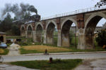 12. Juni 1988. 50 849. Penig. Niedersteinbach. Sachsen / Sonderzug zum offiziellen Dampflokabschied in Glauchau, von Zwickau über Nobitz, Narsdorf, Rochlitz. Da staunt der kleine Mann mit seinem Roller. Reguläre dampfgeführte Züge waren 1988 schon einige Jahre Geschichte auf dieser Strecke.