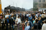 12. Juni 1988. 01 137. Glauchau. . Sachsen / Die Menschenmassen aus zwei Sonderzügen drängten sich im Bw Glauchau.