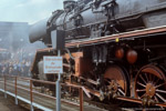 12. Juni 1988. 50 3670. Glauchau. . Sachsen / 50 3670 fährt symbolisch zum letzten Mal über die Drehscheibe in den Lokschuppen und wird dabei von zahlreichen Fotografen im Bild festgehalten.