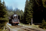 2. Oktober 1988. 50 849. Eibenstock. . Sachsen / Am 2. Oktober 1988 brachte eine Sonderfahrt die beiden Lokomotiven 86 607 und 50 849 ins westliche Erzgebirge. Der Sonderzug mit den beiden Lokomotiven pendelte an diesem Tag mehrfach zwischen Morgenröthe-Rautenkranz und Schönheide-Süd.