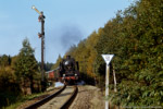 2. Oktober 1988. 50 849. Muldenhammer. Hammerbrücke. Sachsen / Am 2. Oktober 1988 brachte eine Sonderfahrt die beiden Lokomotiven 86 607 und 50 849 ins westliche Erzgebirge. Der Sonderzug mit den beiden Lokomotiven pendelte an diesem Tag mehrfach zwischen Morgenröthe-Rautenkranz und Schönheide-Süd. Hier ist der Zug auf der Rückfahrt nach Zwickau zu sehen, vermutlich am Einfahrsignal des Bahnhofs Muldenberg.