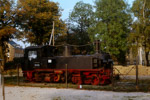 2. Oktober 1988. 99 516. Steinberg. Rothenkirchen. Sachsen / 1988 war an eine Museumsbahn auf einem Teilstück der Strecke Wilkau-Hasslau - Carlsfeld überhaupt nicht zu denken. Immerhin haben es einige engagierte Eisenbahnfreunde geschafft, mit der Aufstellung von 99 516 auf dem ehemaligen Bahnhof Rothenkirchen an diese Schmalspurbahn zu erinnern. Man sieht, dass sich die Lok in einem ansehnlichem Zustand befand, sogar Lampen und Schilder waren angebracht.