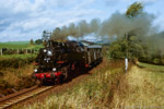 Bild des Monats Mai 2015. Crottendorf. Walthersdorf. Sachsen / 86 333 mit einem aus 6 Eilzugwagen bestehenden Sonderzug auf der Fahrt von Schwarzenberg nach Annaberg-Buchholz Süd. Auf der steigungsreichen Strecke war die kleine 86er mit diesem Zug überfordert. Kurz nach Walthersdorf kam der Zug zum Stillstand. Nach ca. 20 Minuten ''Dampf kochen'' konnte die Fahrt fortgesetzt werden. 7. Oktober 1988.