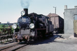 Mai 1989. Px48 1765. Gniezno. . wielkopolskie / Den Güterverkehr auf der von Gniezno ausgehenden Schmalspurbahn wurde von Dampflokomotiven der Baureihe Px48 bewältigt. Im Hintergrund sind die Türme des Gnesener Doms zu erkennen.