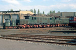 Bild des Monats Juni 2003 . .  / 254 153 kehrt am Abend des 26. Mai 1990 vom Dienst zurück und wird von einem Akkuschleppfahrzeug auf einem der oberleitungslosen Gleise im Bw Leipzig-Engelsdorf abgestellt.