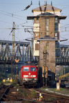 Bild des Monats Oktober 2004 . .  / Pünktlich um 7:19 Uhr erreicht 233 594 mit dem IC 93919 nach Dresden den Bahnhof Zwickau und passiert dabei das Stellwerk B7. Auf dem Bild gut erkennbar sind die zwei Etagen des Stellwerks. In der oberen befindet sich der Arbeitsplatz des Fahrdienstleiters, in der Etage darunter der des Stellwerkers. Beide Etagen sind durch einen Schacht miteinander verbunden, so daß sich Fahrdienstleiter und Stellwerker direkt verständigen können. Auch die Stellwerkstechnik selbst ist sehr interessant, handelt es sich doch um ein VES-Vierreihenhebelwerk. Zwickau, 2. September 2004.